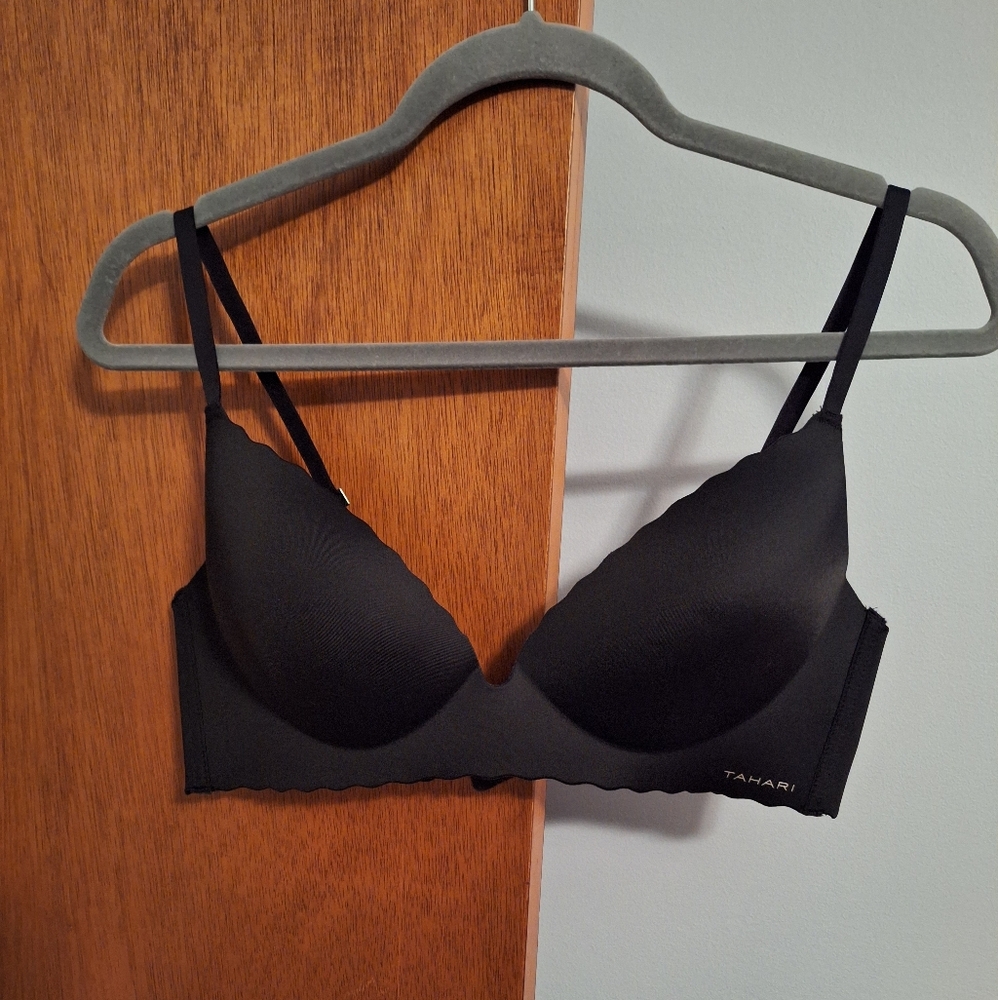 Final Price** Tahari Women's Black Bra Scalloped Edges Size 38C